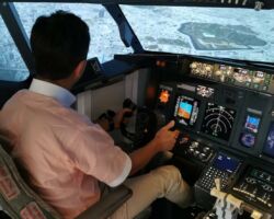 協業しているCBcloud社の事務所内にあるコックピットシステムです。