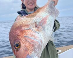 グルーヴノーツ:AIと量子コンピュータを駆使して 目標を達成する 製造業や運輸・物流業、小売業、サービス業、建設業、金融業などあらゆる業種・業態の企業において、直面するさまざまな業務課題を解き、成果を挙げています。 グルーヴノーツの「MAGELLAN BLOCKS」を利用する企業は 4,000 社以上
を超えます。 AIや量子コンピュータ、ビッグデータなどの最新技術を駆使して、企業変革の「最も良
い答え」を見つけ出し、その実践を支援しています。
佐々木会長自身も優秀なプログラマーであり、釣り女子です。写真は本人がルアーで釣り上げた70キロの真鯛です。(掲載許可はいただいています)
当社と協業できるソリューションが多々あると思っています。