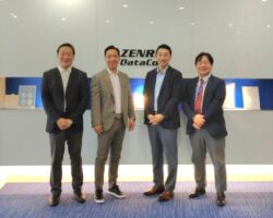 JALグランドサービス社は、国内主要空港においてグランドハンドリング業務を行っている。常に挑戦と変革の意識を全社員が持ち続け、失敗を恐れずに挑戦し、自ら考え行動できる風土を醸成している。
朝一から協業している配車システムの進捗確認と追加開発について打ち合わせ。上島社長は慶応大学ラグビー部で負けず嫌いだから妥協がない(笑)たまに激論になるが約束は必ず守ってくれるからこちらも成果物をきちんと担保しなければならない。必然的に良い関係になる。上島さんがどう思っているかは不明瞭。