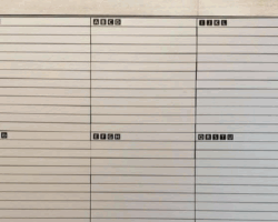 9月1日に入居しないと旧品川オフィスとの重複賃料が発生するので三菱地所にかなり無理なお願いをして間に合わせていただきました。そのため他のフロアーはまだ工事中です。どれだけハードな交渉だったかは写真のネームフレートが物語っています。本当に有難うございました。