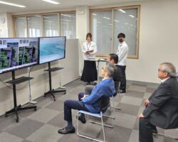 株式会社JALグランドサービスの上島社長、釘崎顧問とテクノセンター見学
公共交通機関が利用できない早朝・深夜にJAL従業員が利用するタクシー配車の効率化を依頼されている。