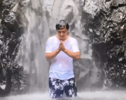 清水社長が2020年11月17日寒空の下、滝行に挑まれました。