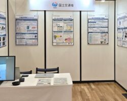 国土交通省 地理空間情報課 課長補佐 諏訪浩一氏。
自治会からの情報が全体の70%で各種データを統一化して国土交通相として配信している。
テータのコンバイン、コンパイルは入札としておりZGrも請け負った経緯はある。