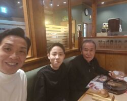 清水塾中等部卒業式 甥っ子が不登校になったのが5年前(小学5年生)だった。義父から連絡があり学校に行けなくなってるから話を聞いてあげてほしいと相談された。直ぐに群馬県太田市まで行って色々話したが、原因は全く分からなかった。 詳細は割愛するが、心理内科医やABA(応用行動分析学)の先生と相談して、対応プログラムを構築した。基本、無理やり学校には行かせないが、朝8時に必ず起こし、家で2時間の学習体制を確立させることだった。 当初は3ヶ月ぐらい指導して義父に引き継ぐつもりだったが、孫に厳しくできず全く機能しないので、結論から言うと5年間、高校入試まで私が関与することになる。 日曜日以外、毎日朝7時30分~8時に電話で起こし、前日の勉強成果と不明点をヒアリングする。(彼自身で起きれない時は義父に電話) 電話で不明点が伝わらない場合は、LINEで送ってもらい夕方に答えを合わせる。 ※出張時も海外旅行中も日曜日以外は5年間毎日だった! 勉強してなかったり、2日続けて起きれなかったら、群馬まで抜き打ちで行って激詰めする。経緯が分からなければ完全に虐待だ。 無理やりやらせる、やらせないは、意見が分かれるところであり、正解はないし議論するつもりもない。 正直、自殺の可能性は0ではないし、中学に入ってからは逃亡して捜索願いを出すこと2回、私にナイフを向けてきたこと2回で流石にかなり手を焼いた。最後は美談ではなく、もう私の意地になっていた。ここは反省として残る。 ただ結果として、中学3年分の5教科参考書を全て理解できるレベルになり、電話で簡単な英会話もこなせるようになったのは大きな成果である。 これから先、また引きこもることがあるかもしれないが、中学レベルの学力と英語スキルがあることは、彼の財産になり選択肢を広げるはずだ。 3月5日に合格発表があり、無事高校にも進学することができる。感無量というより、私は脱力感が強い(笑) 今日は太田市でささやかなお祝いだった。 高校からは義務教育ではないから、清水塾高等部に入るか否かは甥っ子の判断に任せたい(笑) 本当におめでとう!!