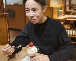 清水塾中等部卒業式 甥っ子が不登校になったのが5年前(小学5年生)だった。義父から連絡があり学校に行けなくなってるから話を聞いてあげてほしいと相談された。直ぐに群馬県太田市まで行って色々話したが、原因は全く分からなかった。 詳細は割愛するが、心理内科医やABA(応用行動分析学)の先生と相談して、対応プログラムを構築した。基本、無理やり学校には行かせないが、朝8時に必ず起こし、家で2時間の学習体制を確立させることだった。 当初は3ヶ月ぐらい指導して義父に引き継ぐつもりだったが、孫に厳しくできず全く機能しないので、結論から言うと5年間、高校入試まで私が関与することになる。 日曜日以外、毎日朝7時30分~8時に電話で起こし、前日の勉強成果と不明点をヒアリングする。(彼自身で起きれない時は義父に電話) 電話で不明点が伝わらない場合は、LINEで送ってもらい夕方に答えを合わせる。 ※出張時も海外旅行中も日曜日以外は5年間毎日だった! 勉強してなかったり、2日続けて起きれなかったら、群馬まで抜き打ちで行って激詰めする。経緯が分からなければ完全に虐待だ。 無理やりやらせる、やらせないは、意見が分かれるところであり、正解はないし議論するつもりもない。 正直、自殺の可能性は0ではないし、中学に入ってからは逃亡して捜索願いを出すこと2回、私にナイフを向けてきたこと2回で流石にかなり手を焼いた。最後は美談ではなく、もう私の意地になっていた。ここは反省として残る。 ただ結果として、中学3年分の5教科参考書を全て理解できるレベルになり、電話で簡単な英会話もこなせるようになったのは大きな成果である。 これから先、また引きこもることがあるかもしれないが、中学レベルの学力と英語スキルがあることは、彼の財産になり選択肢を広げるはずだ。 3月5日に合格発表があり、無事高校にも進学することができる。感無量というより、私は脱力感が強い(笑) 今日は太田市でささやかなお祝いだった。 高校からは義務教育ではないから、清水塾高等部に入るか否かは甥っ子の判断に任せたい(笑) 本当におめでとう!!