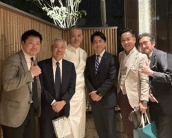 セールスフォースの小出会長にご紹介いただき、森ビル株式会社の辻社長、小泉進次郎議員との会食。 会社説明を丁寧に聞いていただき、質疑応答する時間もいただくことができた。 日本を動かせるメンバーであり、知っているだけでなく、当社が色々な場面で参画できるよう人間関係の構築を図っていきたい。