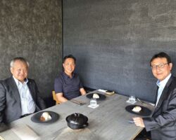 大事なパートナー企業であるライナロジクス 朴社長との定例会 配車システムは簡易版ではあるが、月10本程売れる月もあり上期は目標を達成したとのこと。 業務経験半年の新卒が月に2本ぐらいは成約してくる。 勿論、月5万円の運用費の規模だが、年間24本積みあがると大きな数字になるし、まだまだ市場性がある。 業務経験が浅い人にはそれなりの営業手法があるようであまりコンサル的に深入りしないことがクロージングのコツと言及していた。 当社も案件はかなり増加しているが見習うべき点も多いと感じる。