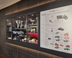 マツダ株式会社本社
広島県安芸郡府中町新地3-1
マツダが世界で初めて量産に成功したロータリーエンジン。 2012年に量産は終了したが、この革新的な技術の火を絶やさないという思いで研究・開発を続けてきたそうだ。 約10年の歳月を経て、マツダの電動化をリードするMX-30 モデルの誕生により、ロータリーエンジンはその可能性を拡げ発電機として復活を遂げた。
車の開発(特にエンジン)は、アプリケーションと違い市場に出たらリコール以外の改修方法が無いし、1つの構想を具現化するのにとんでもない英知と資金、時間を含むリソースが必要である。トヨタ社との資本提携があるにしても、基本、地方の一企業が世界と戦っていることに敬意を表したい。
※エンジンの話になるとナビの議題からそれて時間が足りなくなる。