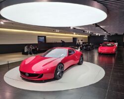 マツダ株式会社本社
広島県安芸郡府中町新地3-1
マツダが世界で初めて量産に成功したロータリーエンジン。 2012年に量産は終了したが、この革新的な技術の火を絶やさないという思いで研究・開発を続けてきたそうだ。 約10年の歳月を経て、マツダの電動化をリードするMX-30 モデルの誕生により、ロータリーエンジンはその可能性を拡げ発電機として復活を遂げた。
車の開発(特にエンジン)は、アプリケーションと違い市場に出たらリコール以外の改修方法が無いし、1つの構想を具現化するのにとんでもない英知と資金、時間を含むリソースが必要である。トヨタ社との資本提携があるにしても、基本、地方の一企業が世界と戦っていることに敬意を表したい。
※エンジンの話になるとナビの議題からそれて時間が足りなくなる。