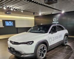 マツダ株式会社本社
広島県安芸郡府中町新地3-1
マツダが世界で初めて量産に成功したロータリーエンジン。 2012年に量産は終了したが、この革新的な技術の火を絶やさないという思いで研究・開発を続けてきたそうだ。 約10年の歳月を経て、マツダの電動化をリードするMX-30 モデルの誕生により、ロータリーエンジンはその可能性を拡げ発電機として復活を遂げた。
車の開発(特にエンジン)は、アプリケーションと違い市場に出たらリコール以外の改修方法が無いし、1つの構想を具現化するのにとんでもない英知と資金、時間を含むリソースが必要である。トヨタ社との資本提携があるにしても、基本、地方の一企業が世界と戦っていることに敬意を表したい。
※エンジンの話になるとナビの議題からそれて時間が足りなくなる。