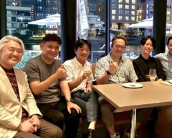 トライアルの前社長(現副会長)の亀田さん、モバイルクリエイト 村井社長と打ち合わせ後に会食。
トライアルの大規模スーパーセンター1号店が北九州市且つ、亀田さんとは同学年ということで定期的にお会いしており、どのような提案をすればトライアルに刺さりやすいかアドバイスもいただいている。