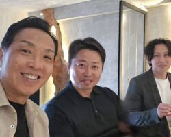 SEアシスト仙台オフィス訪問創業当時から福岡のトップセールとして活躍し、現在は仙台に単身乗り込んで市場を開拓している。どこよりもコミュニケーション能力の高いエンジニアを派遣するというのがセールスポイントらしい。彼は、前期28歳で執行役員に昇格した。 SEアシストには毎月100名近い社員応募がある。大卒に限定せず、高卒やスポーツで大成できなかった人を教育してエンジニアにしているので、採用の裾のが広い。