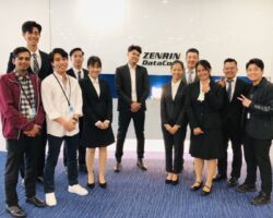 来年度、SEアシストから採用予定の留学生8名の顔合わせと研修が開始された。
政府の移民政策は、ブルーカラーの補填対策として賃金の安価な労働力の受け入れに重きを置いているように見える。
単純な話しだが、選択肢の多い日本で、いつまでも安い賃金で働くわけもなく、モチベーションが無くなると逃げたり、犯罪を起こすなど、ややもすると住民との確執が生まれてしまう。
日本は単一民族であり、外国人との共存に抵抗のある人が多いし、そもそも生活の中でどのような違いや問題が出るのかを理解している人が少ない。
従って、外国人を受け入れる際は、数年掛けてきちんと日本語、日本文化、プログラミングなど教育を行う事が非常に大切だと感じている。
職種がホワイト・ブルーカラーを問わず、日本の良さを深く理解してもらい、日本で学んだことを将来にどう生かすのかをビジョンとして、持ってもらえば共存の道が見えてくる。
超微力ではあるが、ここをサポートできる活動の一助になればと思っている。