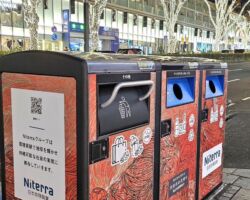 当社と資本・業務提携している(株)FORCETECの
スマートゴミ箱 "SmaGO " を色々な場所で見るようになった。
※今宵は同社と会食の後、表参道交差点→神宮橋交差点を視察
"SmaGO" はソーラーパネルを搭載しているので発電・蓄電を全自動で行い、ごみが一定量貯まると圧縮機能が作動して約1/5に圧縮し1台に600リットルのごみを溜めることができる。
又、通信機能も備えており、ゴミ回収時期をプッシュで通知したり、付近の交通量を24時間モニタリングすることも可能である。
日本の街にはゴミ箱が不足している。 普段の生活は勿論、 観光客の増加により、今まで 以上にゴミ箱が求められる時代となっている。
"SmaGO" は、IoTでリアルタイムにゴミの状況を管理できる優れものであり、これら先進技術を活用して街の社会課題を解決していきたい。