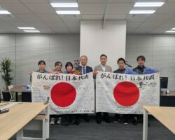 11月15日から開催される東京2025デフリンピック の壮行会。選手の皆さんには、失敗を恐れることなく勇気とプライドを持って練習の成果を発揮していただきたい。社員全員が見守りながら応援しています。