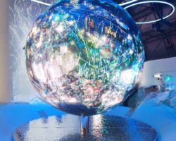 10月8日(水)
NTT株式会社 研究開発マーケティング本部の吉川さんにパビリオンの見どころをレクチャーしていただいた。
未来志向の演出、技術力、全体的なパフォーマンス含めて、非常に完成度が高く感心した。
大日本印刷株式会社
情報イノベーション事業部長 日下部さんとも面談できた。
東京オリンピックの不正で、今回の万博は、電通と博報堂が入札に参画していない。
日本でこの規模のイベントを仕切れる企業は少なく、今回は、大日本印刷と凸版が万博を推進したと言っても過言ではない。