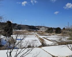 石川県建設協会幹部との会食
当社が復興支援に協力していることもあり、毎回、様々な企業を紹介していただけて本当に有難い。
ただ石川県の土木、建築関連企業は排他的で、復興予算があるにも関わらず他県の業者を受け入れていない状況にあるようだ。
色々な事情はあるにしてもまずは優先すべきことに取り組んで欲しい。
山間部はまだ雪解けしていなかった。