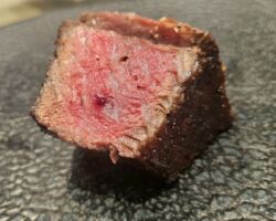 仲良しのSHOKICHIがプロデュースした肉フェスの一コマ。北海道で彼が育てた”八将牛”の発表会だった。
LDHでは後進の育成と作曲も担当するマルチタレントでもあるが、芸能界屈指の食通でもあり、ワインエキスパートの資格も有している。