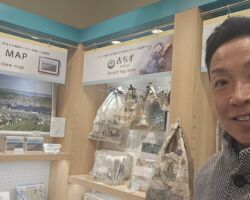 長崎空港内にあるゼンリングッズショップ。アルバイトが全てゼンリンの商材から作られていますと、丁寧に説明してくれた。名乗るタイミングをなくし、数点購入して支社へ向かう。
この取り組みは、収益モデルにしないで、プロモーションとして取り組むべきだ。中々良い商品がある。