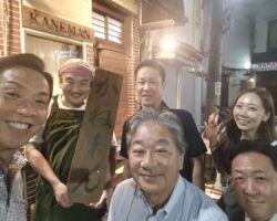 元ネクスコ東日本 取締役の八木さんにお誘いいただき、大井町のスペシャルB級グルメを堪能。二次会はバイオリンの生演奏。因みに八木さんはフルート奏者である。