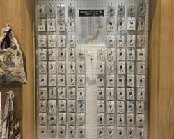 長崎空港内にあるゼンリングッズショップ。アルバイトが全てゼンリンの商材から作られていますと、丁寧に説明してくれた。名乗るタイミングをなくし、数点購入して支社へ向かう。
この取り組みは、収益モデルにしないで、プロモーションとして取り組むべきだ。中々良い商品がある。