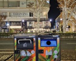 当社と資本・業務提携している(株)FORCETECの
スマートゴミ箱 "SmaGO " を色々な場所で見るようになった。
※今宵は同社と会食の後、表参道交差点→神宮橋交差点を視察
"SmaGO" はソーラーパネルを搭載しているので発電・蓄電を全自動で行い、ごみが一定量貯まると圧縮機能が作動して約1/5に圧縮し1台に600リットルのごみを溜めることができる。
又、通信機能も備えており、ゴミ回収時期をプッシュで通知したり、付近の交通量を24時間モニタリングすることも可能である。
日本の街にはゴミ箱が不足している。 普段の生活は勿論、 観光客の増加により、今まで 以上にゴミ箱が求められる時代となっている。
"SmaGO" は、IoTでリアルタイムにゴミの状況を管理できる優れものであり、これら先進技術を活用して街の社会課題を解決していきたい。