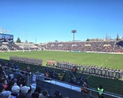 ラグビーというスポーツは、個人スキル & 総合力で6 vs 4以上開きがあると勝つのはかなり難しい。
大学トップと日本のリーグ1は1 vs 9、日本代表とニュージーランドは3 vs 7ぐらいで、昨日の早稲田大学と帝京大学は5.5 vs 4.5とみていた。
あとは試合の流れを作るゲームメイクと組織力・判断力が勝敗を左右する。
今どき試合前に気合い入れて泣きながらグラウンドに入るチームはこのレベルでは勝てない。
常に脳を硬直させずにトップの運動能力を発揮できるかが重要である。また相手のフォーメーションと戦術を早い段階で読み解き、隙を見つけること、ピンチの場面を想定した事前のマインドコントロールを試合中にイメージできるかもポイントとなる。
常に考えながら冷静且つパフォーマンスを落とさずハードプレイしていれば必ず流れが訪れるのである。
上記を踏まえた昨日のゲームポイントは3点あった。
①対抗戦であれだけ苦戦したスクラムの是正がなされていたこと。(この時点で5 vs 5の状態)
②後半逆転されても全く動じないマインドセットがあったこと(普通はあそこから崩れる)
③PMOでトライが取り消された後も冷静に相手が一番嫌な隙をついてトライを再現したこと。
本当に素晴らしいゲームだったし、早稲田大学は若い選手が台頭しており、来年も必ず屈強なチームを作ってくるはずである。
PS.
後半、全く故意ではないが、帝京大学バックスにレイトチャージがあった。反則はとられなかったが、あそこがシンビンだったら結果は変わっていたかもしれない。勿論、審判の判断は絶対である。