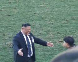 ラグビーというスポーツは、個人スキル & 総合力で6 vs 4以上開きがあると勝つのはかなり難しい。
大学トップと日本のリーグ1は1 vs 9、日本代表とニュージーランドは3 vs 7ぐらいで、昨日の早稲田大学と帝京大学は5.5 vs 4.5とみていた。
あとは試合の流れを作るゲームメイクと組織力・判断力が勝敗を左右する。
今どき試合前に気合い入れて泣きながらグラウンドに入るチームはこのレベルでは勝てない。
常に脳を硬直させずにトップの運動能力を発揮できるかが重要である。また相手のフォーメーションと戦術を早い段階で読み解き、隙を見つけること、ピンチの場面を想定した事前のマインドコントロールを試合中にイメージできるかもポイントとなる。
常に考えながら冷静且つパフォーマンスを落とさずハードプレイしていれば必ず流れが訪れるのである。
上記を踏まえた昨日のゲームポイントは3点あった。
①対抗戦であれだけ苦戦したスクラムの是正がなされていたこと。(この時点で5 vs 5の状態)
②後半逆転されても全く動じないマインドセットがあったこと(普通はあそこから崩れる)
③PMOでトライが取り消された後も冷静に相手が一番嫌な隙をついてトライを再現したこと。
本当に素晴らしいゲームだったし、早稲田大学は若い選手が台頭しており、来年も必ず屈強なチームを作ってくるはずである。
PS.
後半、全く故意ではないが、帝京大学バックスにレイトチャージがあった。反則はとられなかったが、あそこがシンビンだったら結果は変わっていたかもしれない。勿論、審判の判断は絶対である。