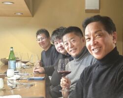 写真は広島にて、奥から2番目が山下社長