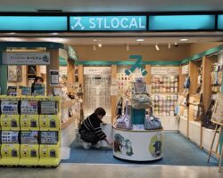 長崎空港内にあるゼンリングッズショップ。アルバイトが全てゼンリンの商材から作られていますと、丁寧に説明してくれた。名乗るタイミングをなくし、数点購入して支社へ向かう。
この取り組みは、収益モデルにしないで、プロモーションとして取り組むべきだ。中々良い商品がある。