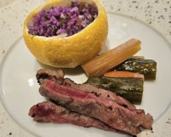 仲良しのSHOKICHIがプロデュースした肉フェスの一コマ。北海道で彼が育てた”八将牛”の発表会だった。
LDHでは後進の育成と作曲も担当するマルチタレントでもあるが、芸能界屈指の食通でもあり、ワインエキスパートの資格も有している。