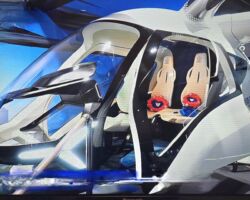 株式会社SkyDrive(愛知県豊田市、代表取締役CEO 福澤知浩)
同社は、大阪・関西万博で空飛ぶクル「SKYDRIVE(SkyDrive式SD-05型)」のデモフライトを実施した。
何度か名古屋で打ち合わせしており、ベンチャー思考の強い優良な企業であるが、今回のデモフライトでその脆弱さも露呈された。
そもそも飛行自体が不安定だし、車から飛行という将来コンセプトの実現にはあと10年はかかりそうである。
既存の形状では、電気で動くこと、騒音が少ないこと以外、ヘリコプターと大差ない。