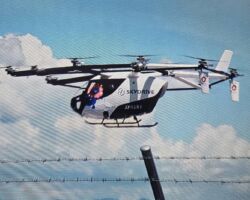 株式会社SkyDrive(愛知県豊田市、代表取締役CEO 福澤知浩)
同社は、大阪・関西万博で空飛ぶクル「SKYDRIVE(SkyDrive式SD-05型)」のデモフライトを実施した。
何度か名古屋で打ち合わせしており、ベンチャー思考の強い優良な企業であるが、今回のデモフライトでその脆弱さも露呈された。
そもそも飛行自体が不安定だし、車から飛行という将来コンセプトの実現にはあと10年はかかりそうである。
既存の形状では、電気で動くこと、騒音が少ないこと以外、ヘリコプターと大差ない。