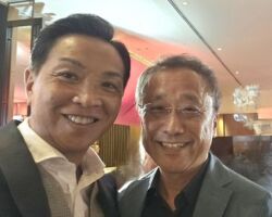 ■交通インフラDX構想コンソーシアム
日本電気株式会社
クロスインダストリー事業開発部門
交通インフラDXサービス統括部と協議している。
(取り組み概要)
警察庁、総務省、経産省、国交省が推進する交通インフラDX構想
(信号5Gの社会実装の推進・信号機カメラ・センサーからの情報取得)
において、NECが幹事企業として、担当領域のサポートを行っている。
本取り組みの参加企業の中から、データ利活用に関する各ユースケース
(自動運転表現、交通事故削減、街の防犯・見守り、災害被害抑制、交通量調査、ロボット走行支援)の推進担当企業が決定し、当該データを利活用する為に各ユースケースで必要な元データの要求事項を作成中。
ZDCは、NEC、ITS Japanと共同して、交通量調査の推進を担当している。
■次期東京都防災システム
に対して混雑度データ提供が決定した。
東京都が構築する「帰宅困難者対策オペレーションシステム」において、帰宅困難者の位置把握に、リアルタイム混雑度データを提供する。
地図ナビデータ提供期間における安定性、ドコモ社との調整力を評価され、NEC社の後押しを受けて受注に至った。
写真はNEC吉崎副社長