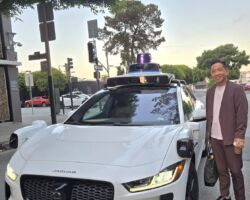 ■Waymo Driver
AIと一連のセンサーを利用して、サンフランシスコ市内であれば、ほぼ完全に自動運転を実現している。
カメラ、レーダー、ライダー(LiDAR) が連携して動作し、自動運転車両の周囲を360度、最大300m程度の距離まで3D描写し、夜間や雨などのさまざまな条件下でも正確な環境認識が可能となった。
全てアプリで制御され、自己位置と目的地を指定すれば、料金が予め自動計算され、支払いもスマホ決済のみである。
■日本で普及させるための必須条件
・道路交通法の改定(国土交通省)
・全国に自動運転特区を設定
・ADASシュミレーションの汎用化
・上記によりセンサーでの脆弱性を特定
・センサーとHD MAPのハイブリッ
ド化推進
・自動運転用保険の整備
※初期段階は運転手責任となるが、自動運転の普及で事故は激減するので、保険会社は、ハード、ソフト、人間が起こした全ての事故をカバーする保険を設計することになる。それでも10年後には自動車事故は今の10分の1になる。
勿論、自動運転やブレーキ制御システムの普及により多少変化する。
日本は特に安全性を気にするが、自動運転車は基本的に強力なセンサー機能で人や物には衝突しない。
最終形として、全ての車が自動運転車になれば、衝突事故は限りなく0に近づくし、免許制度も要らない。
勿論、機械のバグが起因する事故は多少残るが、それは現状の事故発生率のほんの数パーセントであることは火を見るより明らかだ。
※運転したい人のためにサーキットは増えるかもしれない!