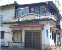 蔦屋重三郎は、江戸時代の版元(出版社)の社長である。最初はただの細見屋だったが、自身で細見を刊行し、書店を作り、新人作家や浮世絵師を発掘し、洒落本や版画を出版して最終的には、版元として一流の実績と富を築いた。NHK大河ドラマ "べらぼう~蔦重栄華乃夢噺~" の主人公である。
江戸時代から地元の組合、版元、問屋が脈々と力を握っていたことが克明に描かれている。
※因みにドラマ内で頻繁に飛び交う "改所" は今でいう編集担当のことである。
"吉原細見" は1732年頃から年2回の定期刊行となり、1880年代まで約160年間に渡って出版され続けた日本史上最も長期にわたる定期刊行物である。
写真は1949年に出版された "別府観光地図" この時代に外国人向けの英語解説があるのが興味深い。この観光地図の人気から詳細な地図にはニーズがあるというエビデンスを得て、創業者の故 大迫正富氏が、江戸時代の古地図をヒントに小倉で住宅地図を発刊したのがゼンリンのルーツである。
1948年別府の建物2階からゼンリン(旧 善隣出版社)はスタートした。
"善隣" には、皆が隣に善を与えることで、全てが平和になっていくという創業者の思いが込められている。