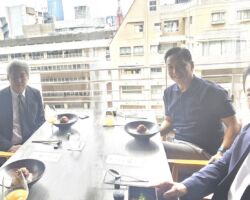 採用でお世話になっているLet's株式会社の四條社長、光武取締役とランチミーティング。
いつも優秀な学生をアサインしてくれるので大変有難い。