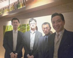 九州リース支店長の近藤さん、西日本シティ銀行の中園さん
モバイルクリエイトの決済システムを第一交通に導入すべく川本社長が推進中。
当社も第一交通との関係強化を図る。
タクシー台数は1万台以上で業界最大手である。