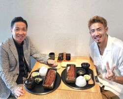 十種競技でパリオリンピックを目指していた右代さんだったが、夢を実現することはできなかった。しかし、最終大会で自己ベストを更新して大きな自信になったようだ、気持ちを切り替えて来年8月に日本で行われる世界大会では、必ず結果を出して欲しい。
義理堅く、目標達成のために努力を惜しまない姿勢に感銘を受ける。下記、本人より
・・・・・・・・・・・・・・
大変お世話になっております。
日本選手権/オリンピック選考会は7450点で自己最高記録を更新しましたが、最終結果は4位でオリンピック出場は果たせませんでした。
こんなにも応援してくださったのに、約束を守れず大変申し訳ありません。
昨年の1/17からオーストラリアへ拠点を移し、限りある時間の中で1日1日を大切に全てをかけて、競技と向き合ってきました。
夢を果たす事は出来ませんでしたが、価値のある大会になりました。
そしてここまで闘う事が出来たのも皆様のサポートがあったからこそです。
この大会の結果と成果を意味あるものとするためには、この先の自身の取り組み方が非常に重要だと思っております。
この先も自分を超える挑戦をし続けていきます。
今後とも何卒宜しくお願い申し上げます。
■10種競技種目
100メートル、110メートルハードル、400メートル、1500メート、走幅跳、走高跳、棒高跳び、砲丸投、円盤投、やり投。
因みに世界記録保持者はフランスのケビン・マイヤーで、記録は下記の通り。ありえない!
100m 10秒50 、400m. 48秒26、1500m 4分18秒04 、110mハードル 13秒54。
走高跳 2m09・棒高跳 5m45・走幅跳 7m80
・砲丸投 17m08・円盤投 52m38・やり投 73m09・十種競技 9126点