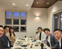 HRソリューション武井社長/
株式会社ひよ子石坂専務/
株式会社やすらぎ高野社長/
大迫ホールディングス大迫社長夫妻/
HRソリューションのパート&アルバイト採用プラットホームを利用している数千社の企業にエリアマーカーを差し込むプロジェクトが始まった。
当社窓口である赤澤さんが顧客の信頼を得ているので、推進スピードが速い。
ひよ子は、大迫さんの紹介で配送システムの相談を受けている。