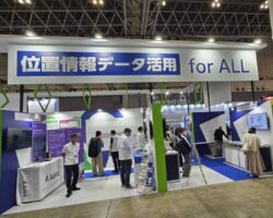 10月15日
■CEATEC 2025
当社の中核事業である位置情報ビジネスは毎年堅調に推移している。
色々な企業を視察したが、基本データの精度・出展の確からしさで、当社を上回るサービスは見あたらなかった。
※Googleは未確認
変化点がネットに反映される前にサービス提供できれば生成AIに侵食されることもない。
戸田建設にはジオフェンスによる工事現場の立入り禁止区域制御アプリを開発中で、昨今多発している事故抑制の一助になればと切に願っている。