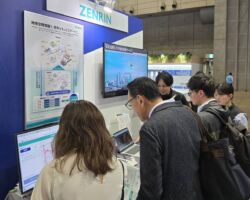 10月15日
■CEATEC 2025
当社の中核事業である位置情報ビジネスは毎年堅調に推移している。
色々な企業を視察したが、基本データの精度・出展の確からしさで、当社を上回るサービスは見あたらなかった。
※Googleは未確認
変化点がネットに反映される前にサービス提供できれば生成AIに侵食されることもない。
戸田建設にはジオフェンスによる工事現場の立入り禁止区域制御アプリを開発中で、昨今多発している事故抑制の一助になればと切に願っている。