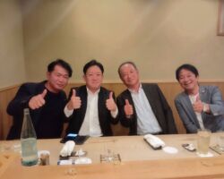 Amazon 幹線物流担当の舟木さん、横浜経営者倶楽部の飛山さんと阿佐ヶ谷で会食。飛山さんには色々な企業をご紹介していただいている。