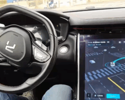 HUAWEI センサー技術とSDプラスDBでレベル3.5程度の自動運転が商用ベースで実現できている。乗車時はスマホで車を呼び出し、帰宅時も学習した駐車位置に自動停車する。ナビ画面上で空き地に手書きで枠を描くと、そこに自動で駐車することもできる。 HD・XD mapは、複雑な交差点や特殊形状の道路以外に必要ないことを実感した。