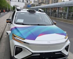 ◼︎上海モーターショー2025
バッテリーで走行できる有人ドローン。ヘリコプターより安全で走行距離も長い。
XIOMI は、中国ではBYD、テスラーに続き上位に躍進してきた。
特別仕様のSU7 ULTRA(ブルー車両)は、1,500馬力で時速100㎞に到達する時間は1.98秒とのこと。
因みにBYDは中国国内だけで年間425万台を販売した。性能も飛躍的に向上しているが、国内需要で原価を案分できるので、驚くほど安く製造できる。アメリカは斬新な発想力はあるが、昔も今も製造が苦手な国であり、今の中国と関税戦争するのは無謀だし勝目はない。
喧嘩するなら自国で完結できる仕組みを整備してからであり、日本も色々な意味で徐々に他国依存を減少させるべきである。
グローバリゼーションも分かるが、パンデミックや有事の際は、完全に自国優先となり誰も守ってくれない。
世界最大のEV自動車メーカーであるBYDの日本仕様の車両には3年前から当社のナビアプリが採用されている。
日本向けの車両にも左側通行や日本の特別な交差点及び道路条件を学習させれば一般道でもレベル3.5クラスの自動運転が可能となる。しかし日本の道路交通法や自工会規制に対応しなければならず、使える機能を制御しているのが現状である。
※レベル3.5クラスは全自動運転ではない。
一概に自動運転を推奨するわけではないが、全ての車両にこの機能が搭載されれば、交通事故は激減する。勿論、自動運転でも事故は起きるが、人的な操作ミスよりはるかに少ない。
事故防止制御システム、AI認識、ライター & 画像処理、データ通信速度が飛躍的に進化したからである。
今回の出張で、トヨタ、ホンダ、マツダが、中国EV市場で根強い人気があり、徐々に販路を拡大していることが非常に嬉しかった。