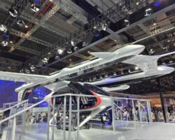 ◼︎上海モーターショー2025
バッテリーで走行できる有人ドローン。ヘリコプターより安全で走行距離も長い。
XIOMI は、中国ではBYD、テスラーに続き上位に躍進してきた。
特別仕様のSU7 ULTRA(ブルー車両)は、1,500馬力で時速100㎞に到達する時間は1.98秒とのこと。
因みにBYDは中国国内だけで年間425万台を販売した。性能も飛躍的に向上しているが、国内需要で原価を案分できるので、驚くほど安く製造できる。アメリカは斬新な発想力はあるが、昔も今も製造が苦手な国であり、今の中国と関税戦争するのは無謀だし勝目はない。
喧嘩するなら自国で完結できる仕組みを整備してからであり、日本も色々な意味で徐々に他国依存を減少させるべきである。
グローバリゼーションも分かるが、パンデミックや有事の際は、完全に自国優先となり誰も守ってくれない。
世界最大のEV自動車メーカーであるBYDの日本仕様の車両には3年前から当社のナビアプリが採用されている。
日本向けの車両にも左側通行や日本の特別な交差点及び道路条件を学習させれば一般道でもレベル3.5クラスの自動運転が可能となる。しかし日本の道路交通法や自工会規制に対応しなければならず、使える機能を制御しているのが現状である。
※レベル3.5クラスは全自動運転ではない。
一概に自動運転を推奨するわけではないが、全ての車両にこの機能が搭載されれば、交通事故は激減する。勿論、自動運転でも事故は起きるが、人的な操作ミスよりはるかに少ない。
事故防止制御システム、AI認識、ライター & 画像処理、データ通信速度が飛躍的に進化したからである。
今回の出張で、トヨタ、ホンダ、マツダが、中国EV市場で根強い人気があり、徐々に販路を拡大していることが非常に嬉しかった。