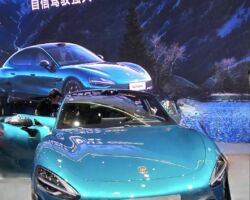 ◼︎上海モーターショー2025
バッテリーで走行できる有人ドローン。ヘリコプターより安全で走行距離も長い。
XIOMI は、中国ではBYD、テスラーに続き上位に躍進してきた。
特別仕様のSU7 ULTRA(ブルー車両)は、1,500馬力で時速100㎞に到達する時間は1.98秒とのこと。
因みにBYDは中国国内だけで年間425万台を販売した。性能も飛躍的に向上しているが、国内需要で原価を案分できるので、驚くほど安く製造できる。アメリカは斬新な発想力はあるが、昔も今も製造が苦手な国であり、今の中国と関税戦争するのは無謀だし勝目はない。
喧嘩するなら自国で完結できる仕組みを整備してからであり、日本も色々な意味で徐々に他国依存を減少させるべきである。
グローバリゼーションも分かるが、パンデミックや有事の際は、完全に自国優先となり誰も守ってくれない。
世界最大のEV自動車メーカーであるBYDの日本仕様の車両には3年前から当社のナビアプリが採用されている。
日本向けの車両にも左側通行や日本の特別な交差点及び道路条件を学習させれば一般道でもレベル3.5クラスの自動運転が可能となる。しかし日本の道路交通法や自工会規制に対応しなければならず、使える機能を制御しているのが現状である。
※レベル3.5クラスは全自動運転ではない。
一概に自動運転を推奨するわけではないが、全ての車両にこの機能が搭載されれば、交通事故は激減する。勿論、自動運転でも事故は起きるが、人的な操作ミスよりはるかに少ない。
事故防止制御システム、AI認識、ライター & 画像処理、データ通信速度が飛躍的に進化したからである。
今回の出張で、トヨタ、ホンダ、マツダが、中国EV市場で根強い人気があり、徐々に販路を拡大していることが非常に嬉しかった。