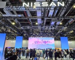 ◼︎上海モーターショー2025
バッテリーで走行できる有人ドローン。ヘリコプターより安全で走行距離も長い。
XIOMI は、中国ではBYD、テスラーに続き上位に躍進してきた。
特別仕様のSU7 ULTRA(ブルー車両)は、1,500馬力で時速100㎞に到達する時間は1.98秒とのこと。
因みにBYDは中国国内だけで年間425万台を販売した。性能も飛躍的に向上しているが、国内需要で原価を案分できるので、驚くほど安く製造できる。アメリカは斬新な発想力はあるが、昔も今も製造が苦手な国であり、今の中国と関税戦争するのは無謀だし勝目はない。
喧嘩するなら自国で完結できる仕組みを整備してからであり、日本も色々な意味で徐々に他国依存を減少させるべきである。
グローバリゼーションも分かるが、パンデミックや有事の際は、完全に自国優先となり誰も守ってくれない。
世界最大のEV自動車メーカーであるBYDの日本仕様の車両には3年前から当社のナビアプリが採用されている。
日本向けの車両にも左側通行や日本の特別な交差点及び道路条件を学習させれば一般道でもレベル3.5クラスの自動運転が可能となる。しかし日本の道路交通法や自工会規制に対応しなければならず、使える機能を制御しているのが現状である。
※レベル3.5クラスは全自動運転ではない。
一概に自動運転を推奨するわけではないが、全ての車両にこの機能が搭載されれば、交通事故は激減する。勿論、自動運転でも事故は起きるが、人的な操作ミスよりはるかに少ない。
事故防止制御システム、AI認識、ライター & 画像処理、データ通信速度が飛躍的に進化したからである。
今回の出張で、トヨタ、ホンダ、マツダが、中国EV市場で根強い人気があり、徐々に販路を拡大していることが非常に嬉しかった。