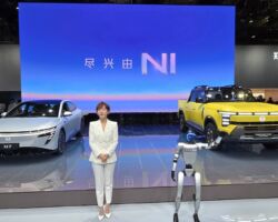 ◼︎上海モーターショー2025
バッテリーで走行できる有人ドローン。ヘリコプターより安全で走行距離も長い。
XIOMI は、中国ではBYD、テスラーに続き上位に躍進してきた。
特別仕様のSU7 ULTRA(ブルー車両)は、1,500馬力で時速100㎞に到達する時間は1.98秒とのこと。
因みにBYDは中国国内だけで年間425万台を販売した。性能も飛躍的に向上しているが、国内需要で原価を案分できるので、驚くほど安く製造できる。アメリカは斬新な発想力はあるが、昔も今も製造が苦手な国であり、今の中国と関税戦争するのは無謀だし勝目はない。
喧嘩するなら自国で完結できる仕組みを整備してからであり、日本も色々な意味で徐々に他国依存を減少させるべきである。
グローバリゼーションも分かるが、パンデミックや有事の際は、完全に自国優先となり誰も守ってくれない。
世界最大のEV自動車メーカーであるBYDの日本仕様の車両には3年前から当社のナビアプリが採用されている。
日本向けの車両にも左側通行や日本の特別な交差点及び道路条件を学習させれば一般道でもレベル3.5クラスの自動運転が可能となる。しかし日本の道路交通法や自工会規制に対応しなければならず、使える機能を制御しているのが現状である。
※レベル3.5クラスは全自動運転ではない。
一概に自動運転を推奨するわけではないが、全ての車両にこの機能が搭載されれば、交通事故は激減する。勿論、自動運転でも事故は起きるが、人的な操作ミスよりはるかに少ない。
事故防止制御システム、AI認識、ライター & 画像処理、データ通信速度が飛躍的に進化したからである。
今回の出張で、トヨタ、ホンダ、マツダが、中国EV市場で根強い人気があり、徐々に販路を拡大していることが非常に嬉しかった。