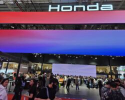 ◼︎上海モーターショー2025
バッテリーで走行できる有人ドローン。ヘリコプターより安全で走行距離も長い。
XIOMI は、中国ではBYD、テスラーに続き上位に躍進してきた。
特別仕様のSU7 ULTRA(ブルー車両)は、1,500馬力で時速100㎞に到達する時間は1.98秒とのこと。
因みにBYDは中国国内だけで年間425万台を販売した。性能も飛躍的に向上しているが、国内需要で原価を案分できるので、驚くほど安く製造できる。アメリカは斬新な発想力はあるが、昔も今も製造が苦手な国であり、今の中国と関税戦争するのは無謀だし勝目はない。
喧嘩するなら自国で完結できる仕組みを整備してからであり、日本も色々な意味で徐々に他国依存を減少させるべきである。
グローバリゼーションも分かるが、パンデミックや有事の際は、完全に自国優先となり誰も守ってくれない。
世界最大のEV自動車メーカーであるBYDの日本仕様の車両には3年前から当社のナビアプリが採用されている。
日本向けの車両にも左側通行や日本の特別な交差点及び道路条件を学習させれば一般道でもレベル3.5クラスの自動運転が可能となる。しかし日本の道路交通法や自工会規制に対応しなければならず、使える機能を制御しているのが現状である。
※レベル3.5クラスは全自動運転ではない。
一概に自動運転を推奨するわけではないが、全ての車両にこの機能が搭載されれば、交通事故は激減する。勿論、自動運転でも事故は起きるが、人的な操作ミスよりはるかに少ない。
事故防止制御システム、AI認識、ライター & 画像処理、データ通信速度が飛躍的に進化したからである。
今回の出張で、トヨタ、ホンダ、マツダが、中国EV市場で根強い人気があり、徐々に販路を拡大していることが非常に嬉しかった。